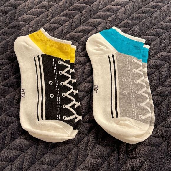 2 pairs of “lace imprinted “ socks - Picture 1 of 1